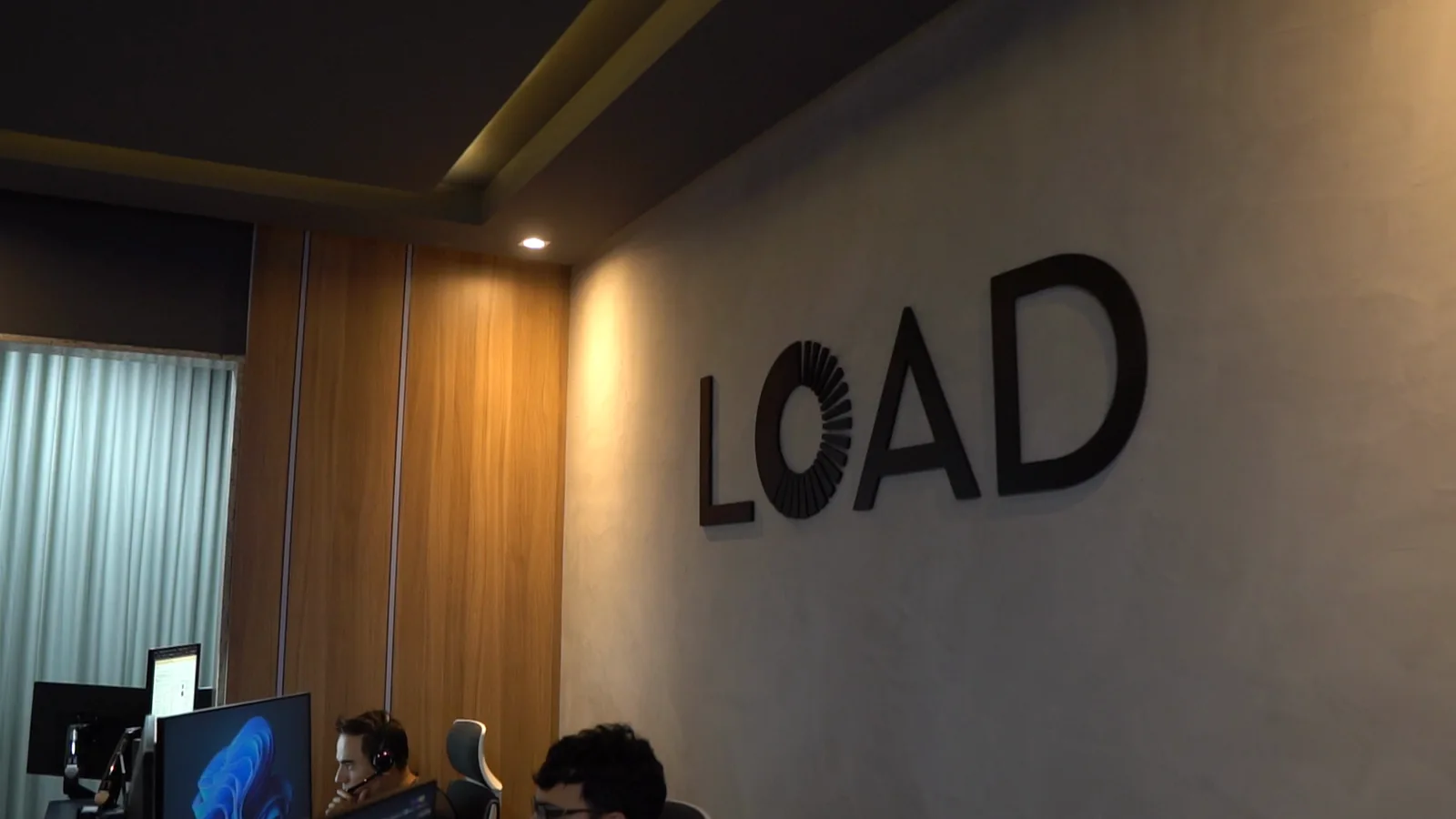 Equipe LOAD no escritório acompanhando a operação de tecnologia